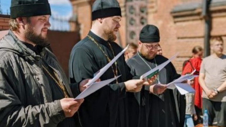 В Росії священики змагалися у метанні гранат та складанні-розбиранні автоматів - фото 1