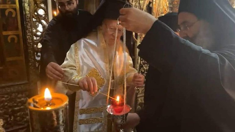 Ecumenical Patriarch Bartholomew lights an unquenchable lamp in front of the miraculous Iveron Icon of the Mother of God as a symbol of prayer and sacrifice to God for "suffering Ukraine" - фото 1