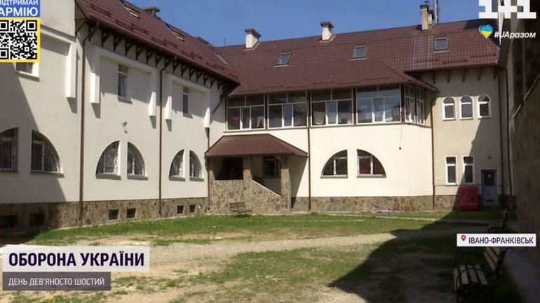 In the Carpathian region, monks accommodated a large family of refugees at their monastery - фото 1