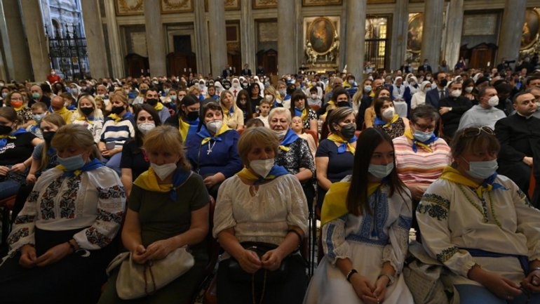 Разом з українцями Риму Папа Франциск помолився Вервицю за мир в Україні та світі - фото 1