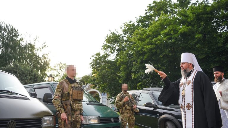 Предстоятель ПЦУ передав автомобілі для захисників України - фото 1