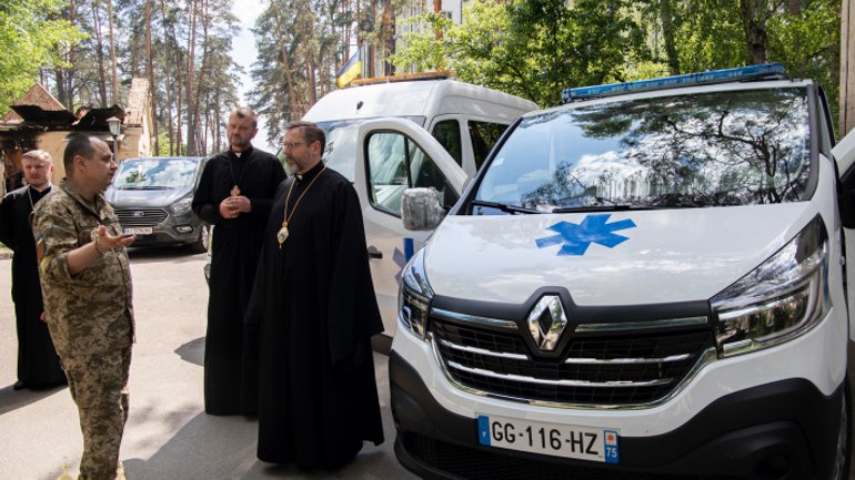 His Beatitude Sviatoslav handed over two ambulances to the Irpin Military Hospital - фото 1