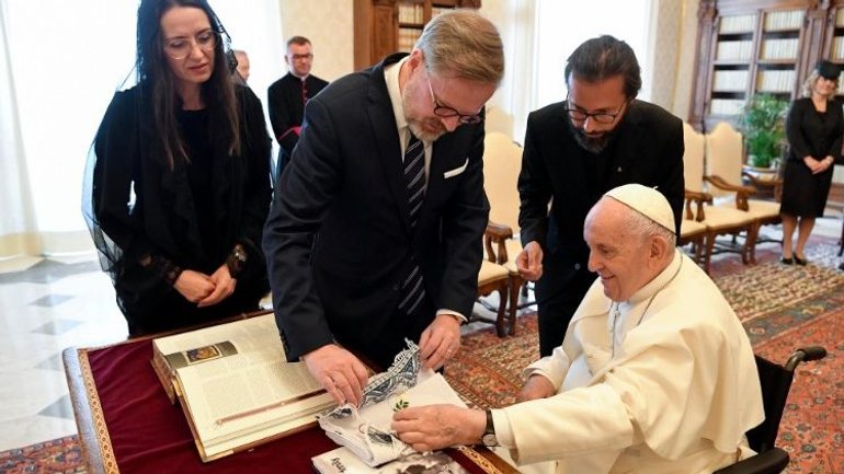 Czech Prime Minister presented the Pope with a towel embroidered by Czech and Ukrainian women - фото 1