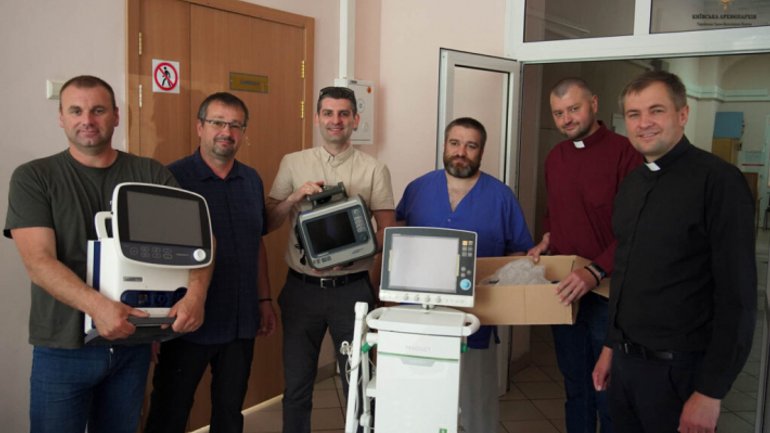 Священики УГКЦ передали київському «Охматдиту» сучасне медичне обладнання - фото 1