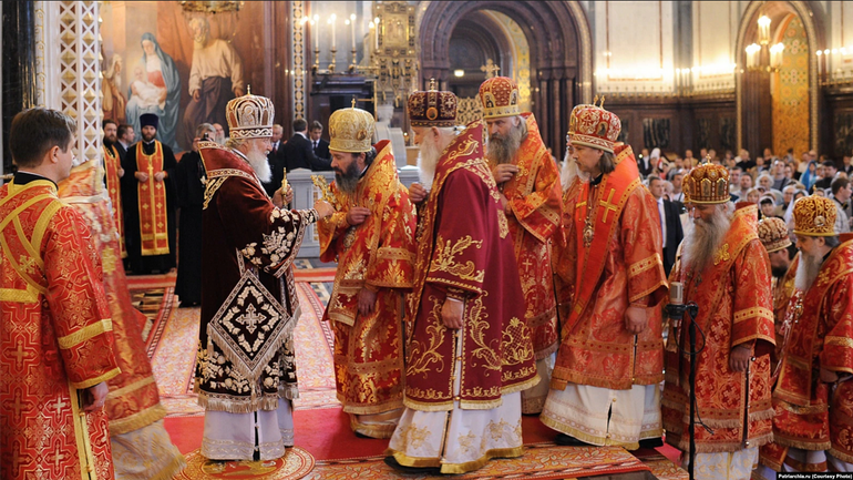 Служба в храме Христа Спасителя в Москве в мае 2012 года, в пятую годовщину возобновления канонического общения РПЦ и РПЦЗ - фото 1