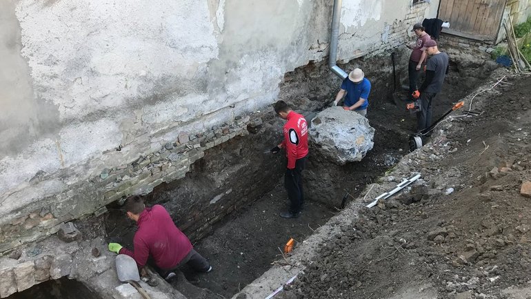 Археологи у Луцьку знайшли вхід до трьох підземних кімнат монастиря шариток - фото 1