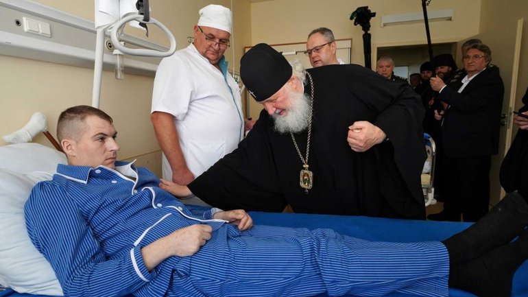 Патриарх Кирилл посетил раненых оккупантов в российском госпитале и назвал их "подвижниками" - фото 1