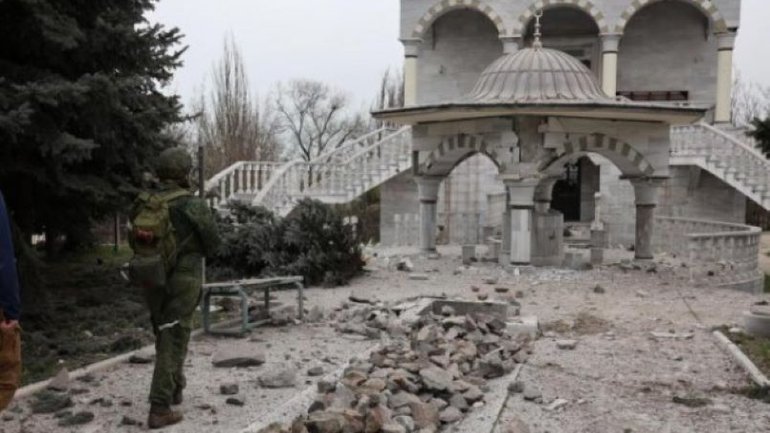 Mass graves appear in Mariupol, beside the mosque destroyed by rashists - фото 1