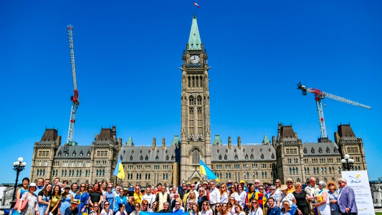 Біля парламенту Канади за мир в Україні молилися католики, православні, протестанти, юдеї та буддисти - фото 1