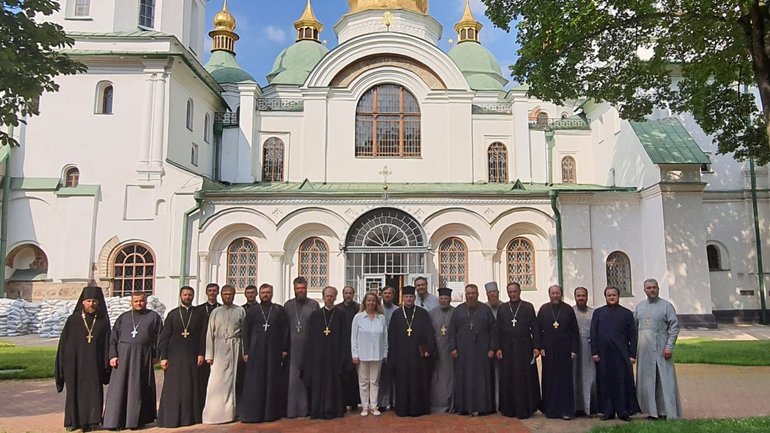 В Киеве прошла первая неформальная встреча духовенства ПЦУ и УПЦ МП - фото 1