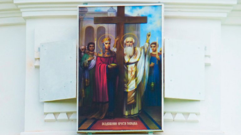 У Полтаві двоголового російського орла на дзвіниці монастирі УПЦ МП прикрили іконою - фото 1