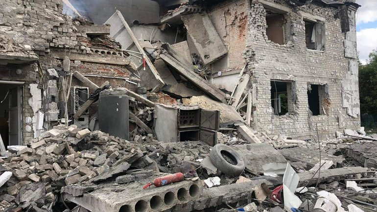 Оккупанты разрушили церковный детский дом в Славянске - фото 1