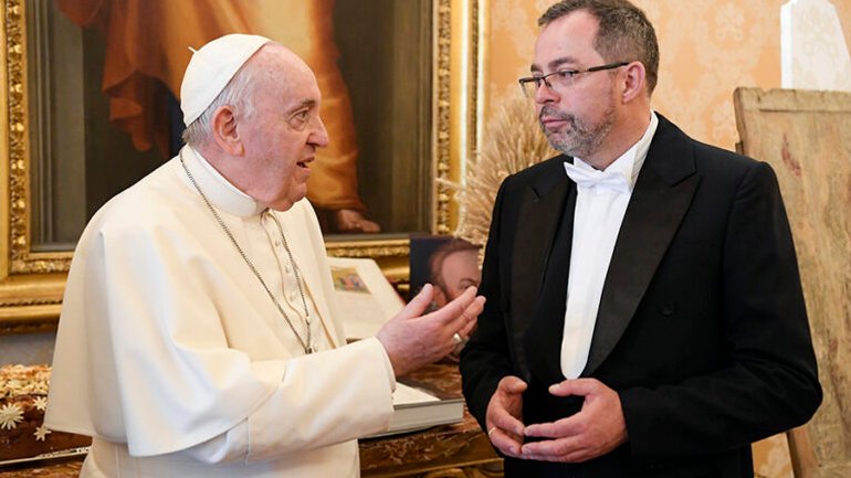 Pope Francis speaks with Andrii Yurash, Ukraine's ambassador to the Holy See, during a meeting for the ambassador to present his credentials to the pope at the Vatican in this April 7, 2022, file photo. In an interview with Catholic News Service, the ambassador spoke about the current situation in his country, the possibility of a papal trip to Kyiv and the effect the war has had on relations between the Catholic Church and the Russian Orthodox Church - фото 1