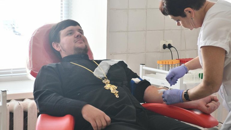 Священики Житомирської єпархії УПЦ МП стали донорами для потреб ЗСУ - фото 1