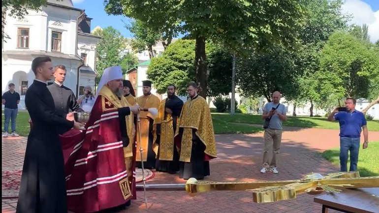 Предстоятель Православной Церкви Украины освятил крест для Софии Киевской - фото 1