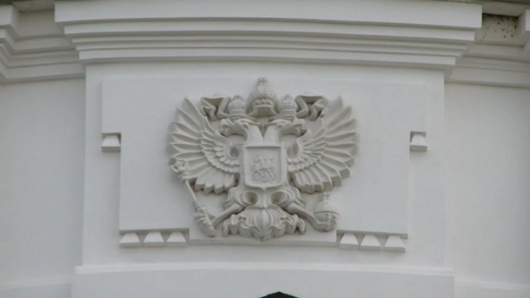 Символіку держави-окупанта на дзвіниці Полтавського монастиря УПЦ МП не демонтували, а закрили іконами - фото 1