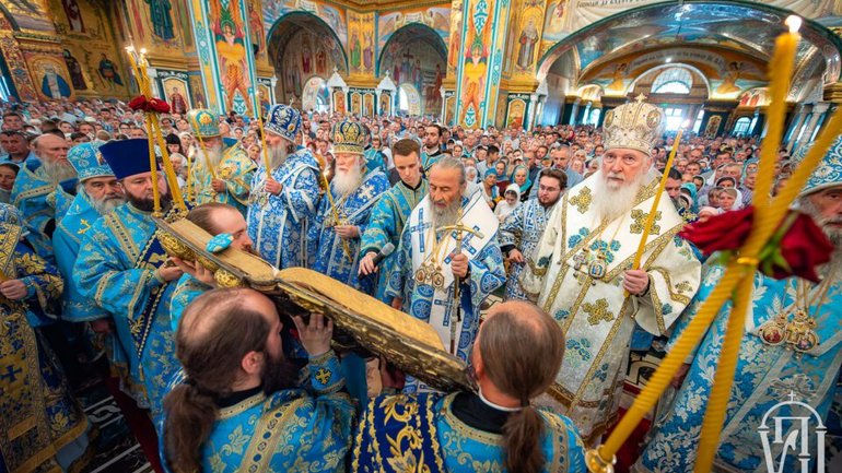 Митрополит УПЦ МП Онуфрій молився у Почаєві - фото 1