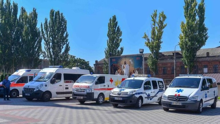 В УПЦ МП кажуть, що з народом і передали 81 автівку швидкої допомоги постраждалим громадам України - фото 1