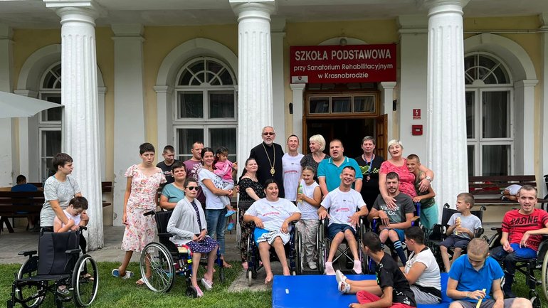 Архиєпископ УПЦ США відвідав у Польщі українських дітей - фото 1