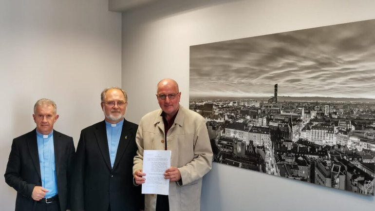 Fr Bohdan Prach, Bishop Volodymyr Yushchak and Rafal Dutkiewicz during the signing of a notarial act on the establishment of the UCU Foundation in Poland with a centerin Wroclaw - фото 1