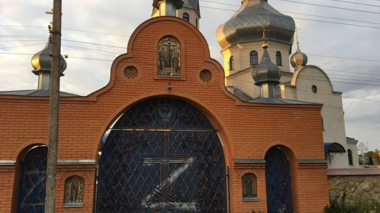 На Рівненщині на воротах церкви УПЦ МП намалювали "Z" - фото 1