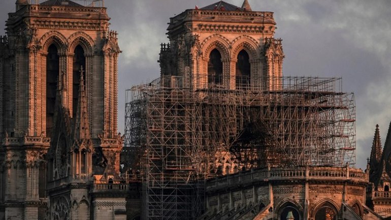 У Франції розпочали роботи з реставрації пошкоджених пожежею вітражів Нотр-Даму - фото 1
