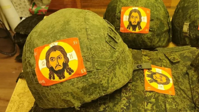 Російські окупанти чіпляють на свою форму ікони Ісуса Христа - фото 1
