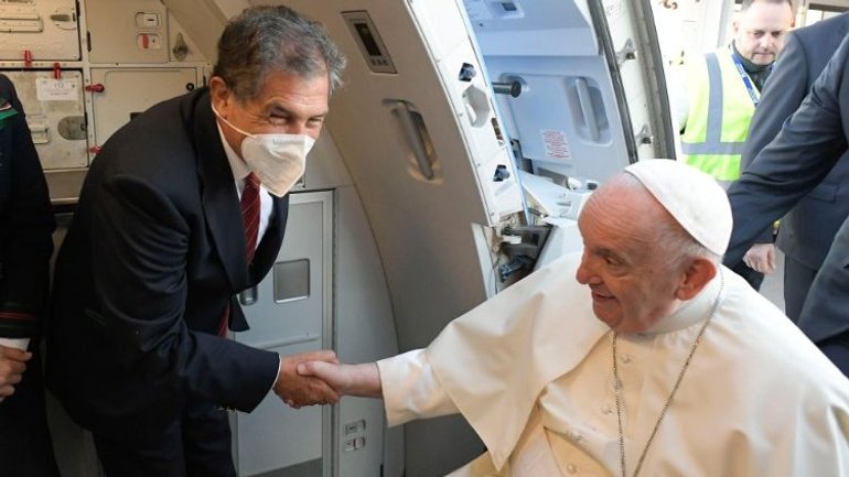 Папа Франциск відлетів до Казахстану - фото 1