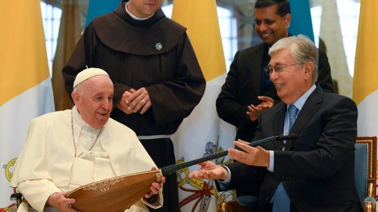 Папа Франциск попрощався з Казахстаном - фото 1