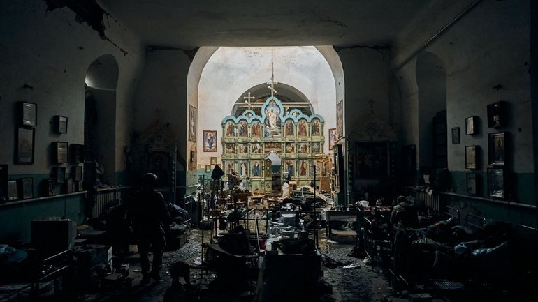 Обнародованы фотографии оскверненного оккупантами Свято-Троицкого храма в Малой Камышевахе - фото 1