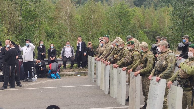 У Тернополі затримали групу хасидів за фотографування військового блокпосту - фото 1