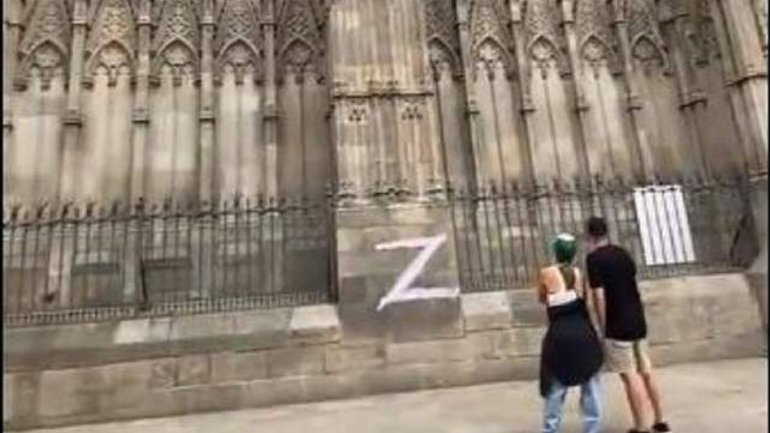 Російські вандали нанесли Z-символіку на Кельнський собор та 1000-літній кафедральний собор в Барселоні - фото 1