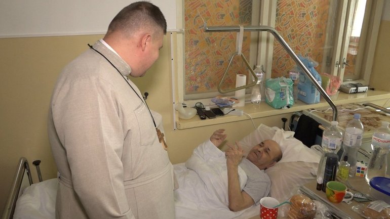 Отець Ярослав Рохман працює медичним капеланом в Івано-Франківському обласному клінічному центрі паліативної допомоги - фото 1