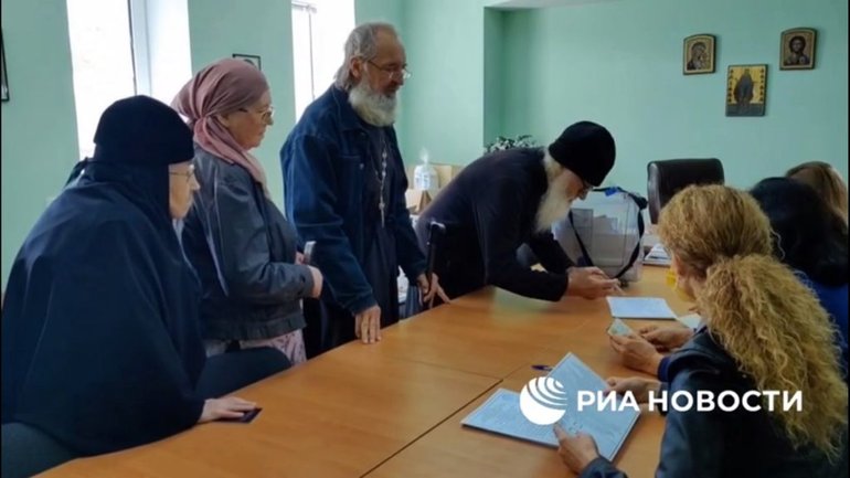 В Мелитополе монахи УПЦ МП с «радостью и слезами счастья на глазах» голосовали на фейковом референдуме - фото 1