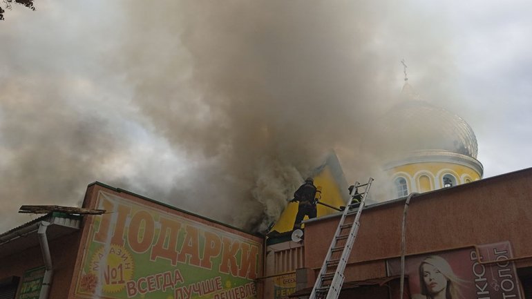 Missile strike on Kupiansk: the church caught fire, there are victims - фото 1