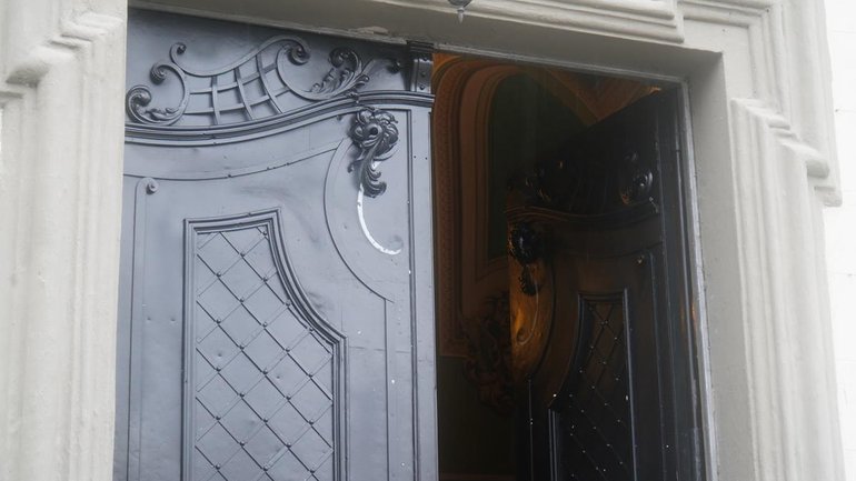 Відреставровані франківськими ковалями двері повернулися в Тернопільську катедру - фото 1