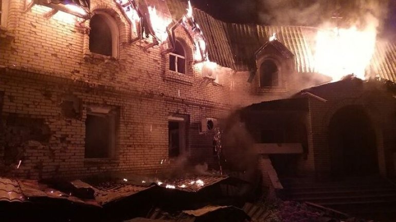 Внаслідок бойових дій сталася пожежа у будівлях Миколо-Василівського монастиря Донецької єпархії УПЦ МП - фото 1
