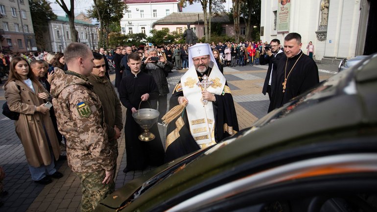 Патріарх Святослав у Тернополі освятив п’ять автомобілів для ЗСУ - фото 1