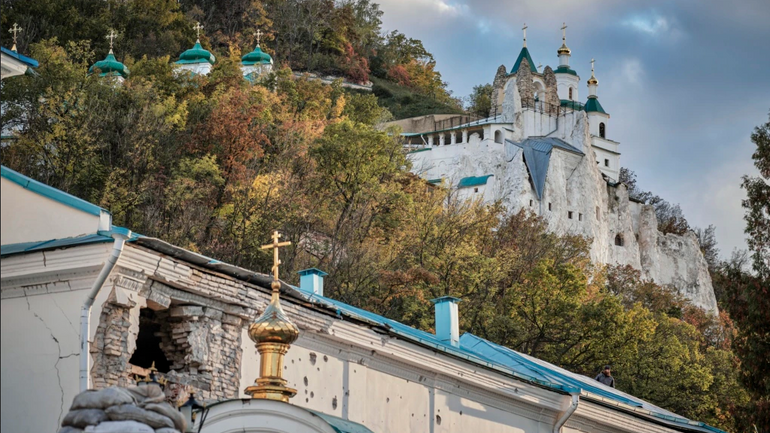 Пошкодження монастиря, який розташований на схилах річки Сіверський Донець, 3 жовтня, 2022 року - фото 1