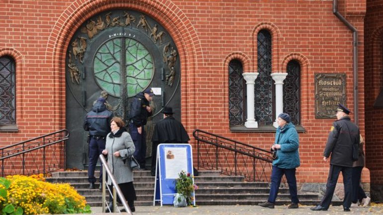 Католикам Мінська заборонили молитися навіть біля зачиненого храму - фото 1
