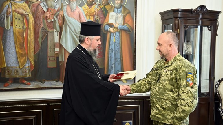 Предстоятель ПЦУ нагородив церковним орденом генерал-лейтенанта Олександра Павлюка - фото 1