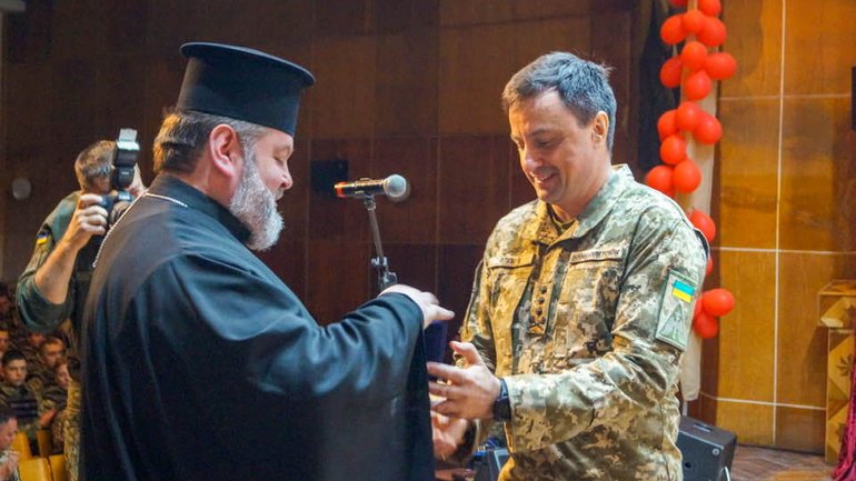 Єпископ ПЦУ отримав відзнаку від Повітряних Сил ЗСУ - фото 1