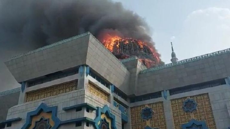 У Джакарті спалахнув і обвалився купол Великої мечеті Ісламського центру - фото 1