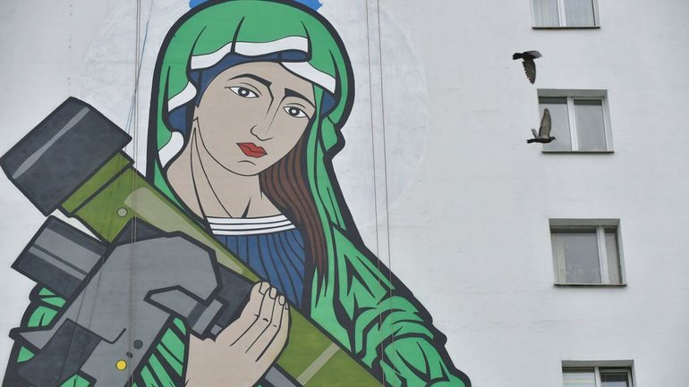 Painting of Saint Mary with a grenade on an apartment building in Kyiv, Ukraine - фото 1