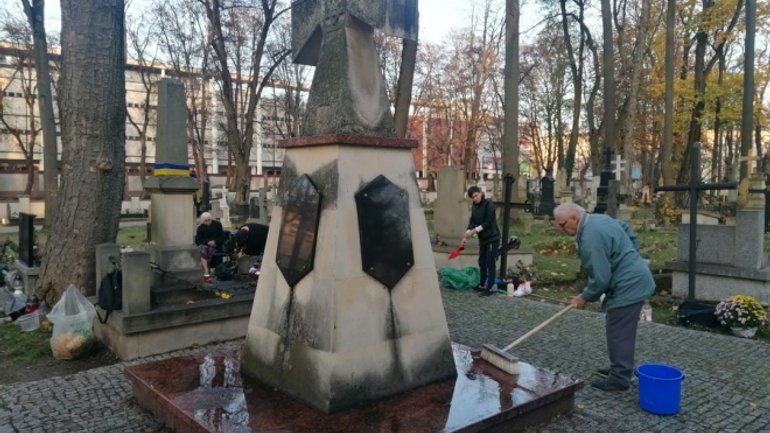 Українці провели прибирання могил воїнів УНР у Любліні - фото 1