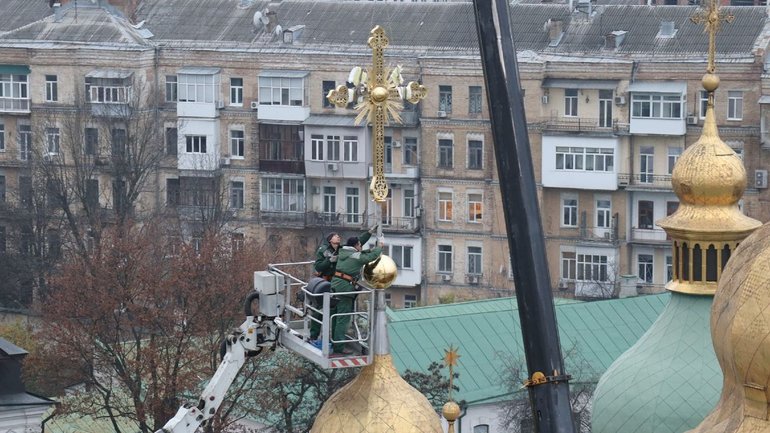 На Софии Киевской установили крест, упавший от ветра перед войной - фото 1
