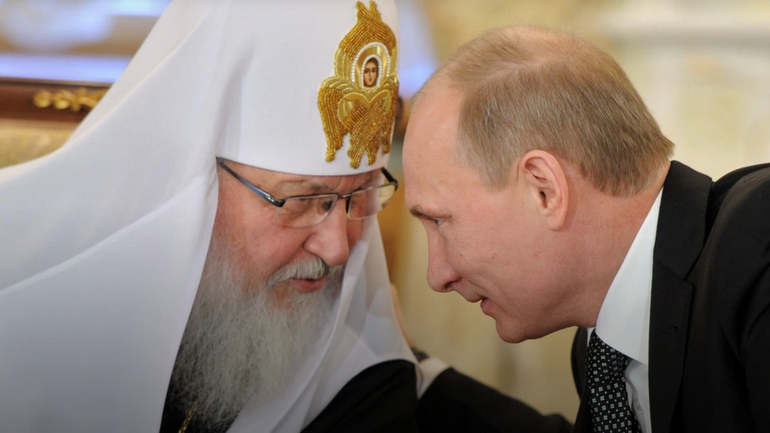 Московський патріарх Кирило слухає президента Росії Володимира Путіна. Фото від 2012 року - фото 1