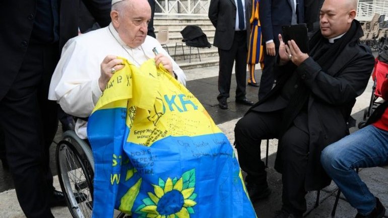 Папі подарували прапор з автографами українських дітей - фото 1