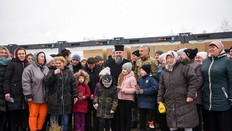 Предстоятель ПЦУ у Бородянці передав допомогу мешканцям модульного містечка - фото 1