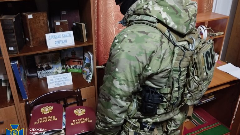 SSU finds pro-russian literature, millions in cash and dubious russian citizens during security measures in premises of moscow patriarchate’s Ukrainian Orthodox Church - фото 1